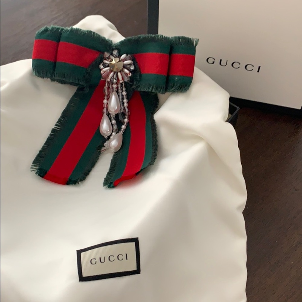 Gucci bow brooch